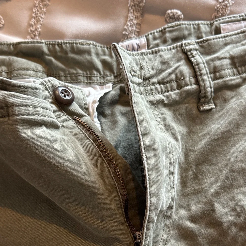 GAP Men's Cargo Shorts in Olive Green - Picture 6 of 7
